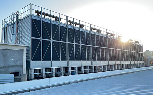 Characteres industrialis turrim refrigerationem clausam.